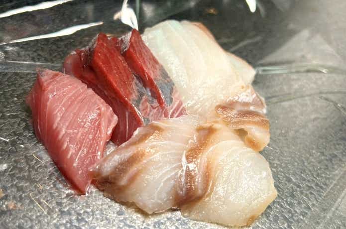 余った刺身をラップで巻く