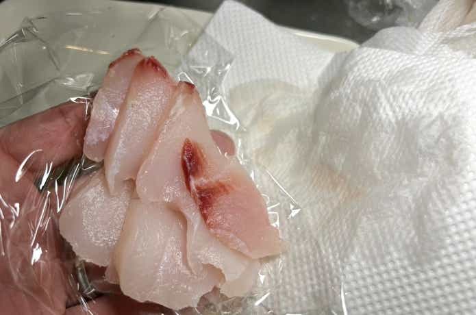 刺身のドリップをふき取る