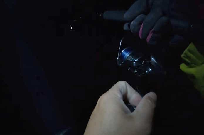 オオニベの引きに耐える釣り人