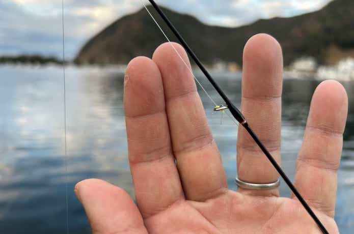 ガイドの中を通り抜けるウキ止め