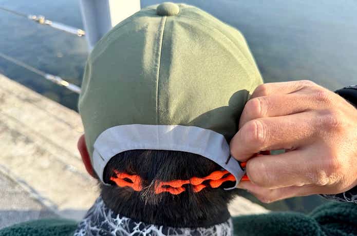 サイズ調整コードの先端を引くだけ