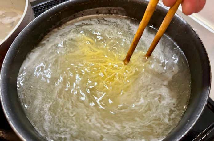 麺を茹でる
