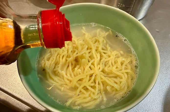 ごま油を数滴垂らす