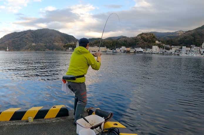 バスロッドでフカセ釣りを楽しむ姿