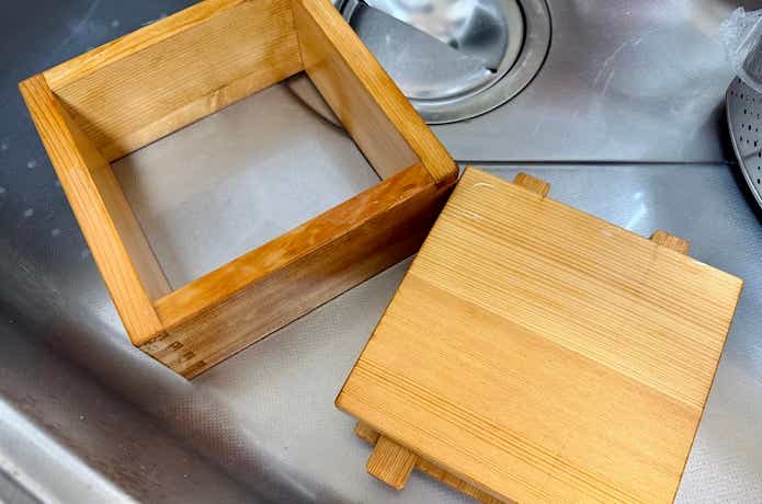 木枠を濡らしておく