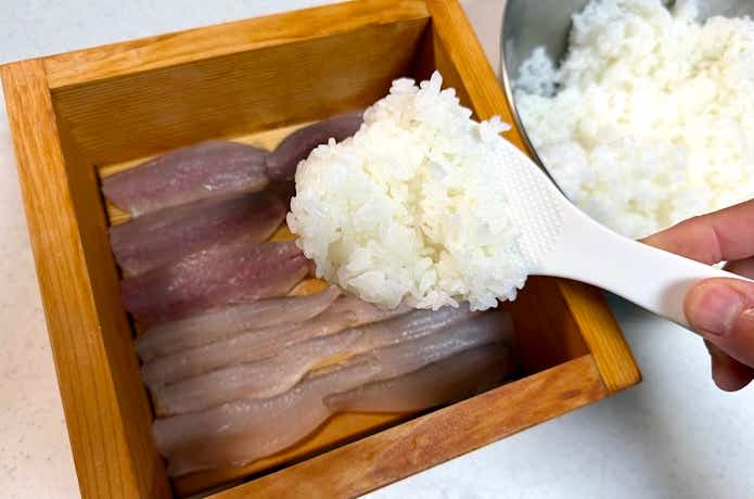 酢飯を入れる