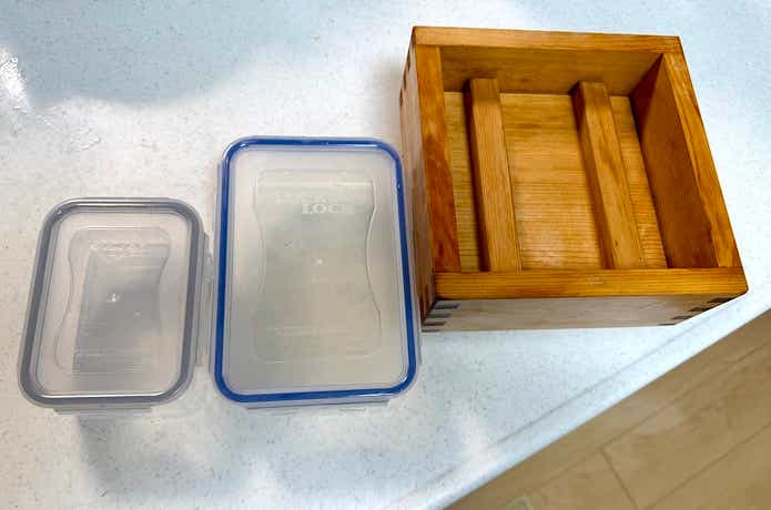 木枠とタッパー