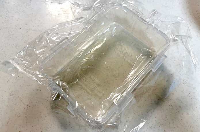 タッパーにラップをする