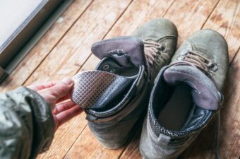 寒さで帰らない人は、だいたい足元が違う。末端冷え性アングラーの実践レイヤード術