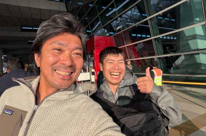 デリー空港で写真を撮る日本人