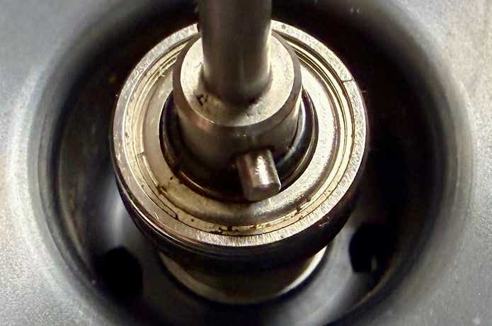 錆が発生しているベアリング