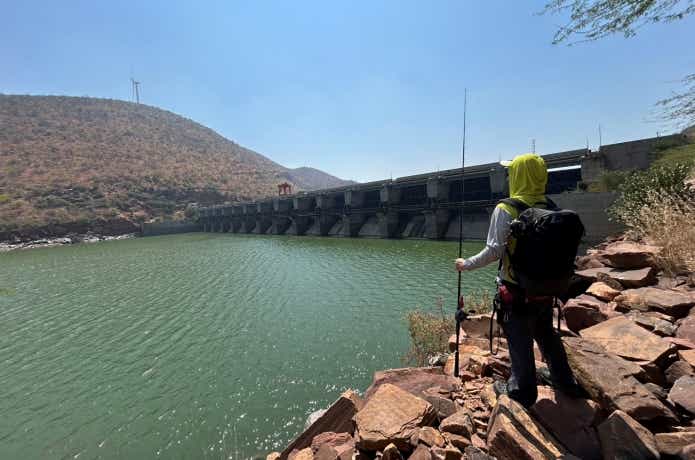 ペンナ川を堰き止めるダム