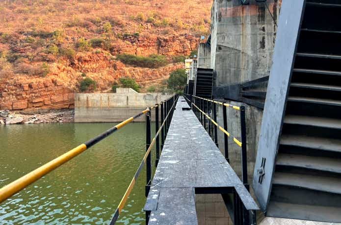 ダム管理用の橋