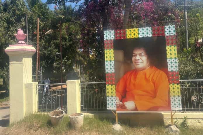 街に飾られているサイババの写真