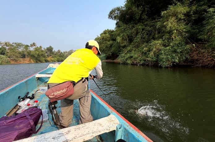 イザベラスネークヘッドとファイトする怪魚ハンター山根