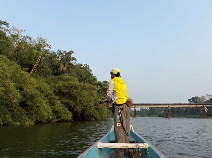 岸辺にルアーを投げ込む怪魚ハンター山根