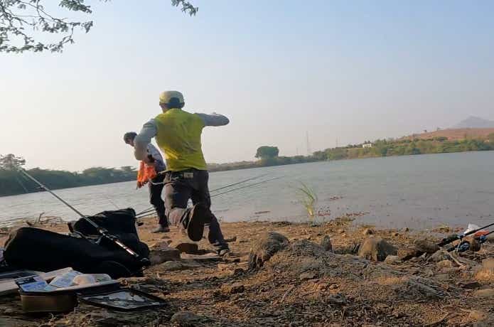竿に駆け付ける怪魚ハンター