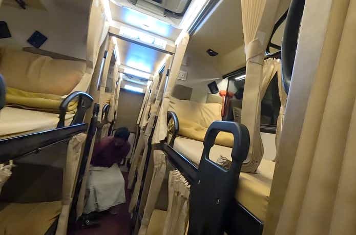 インドの寝台バスの車内