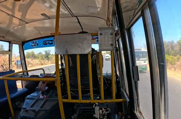 幹線道路を逆走する路線バス