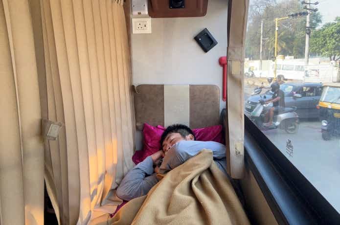 インドの寝台バスで休む怪魚ハンター