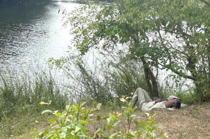 木陰で休むガイド