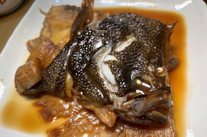 カレイの煮つけの目玉