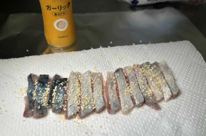 脱水後にニンニクで匂いを添加したサバ