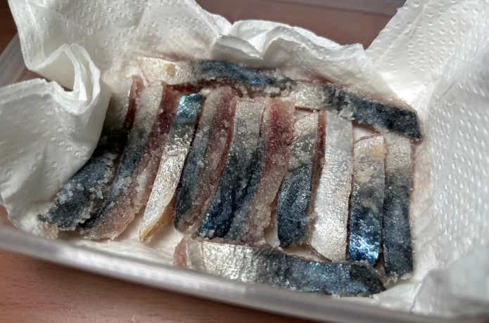 塩で脱水したサバの切り身