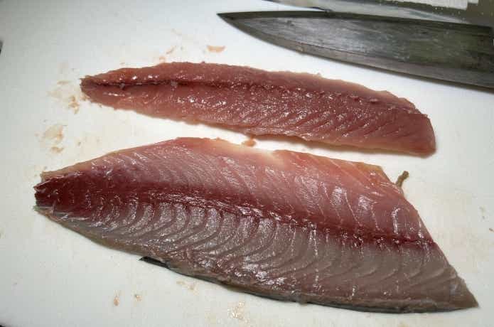 釣り餌ように加工したサバの切り身