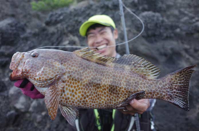 オオモンハタを持つ怪魚ハンター山根
