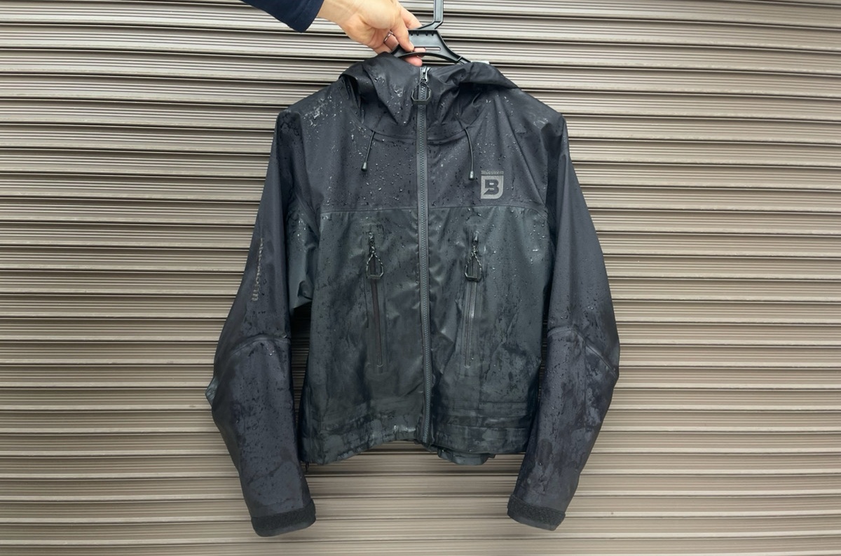 普通のジャケットとの違いに、お気づきだろうか……これが僕の最強釣りジャケット。